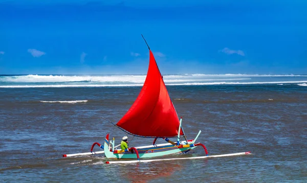 Vela rossa su una tradizionale barca di legno a Bali — Foto Stock