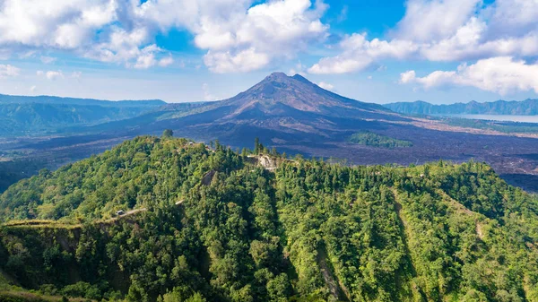 Переглянути по відношенню до вулкану Гунунг-Батура на Балі — стокове фото