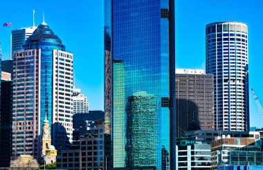 Mavi ve beyaz Sydney şehir merkezindeki ofis binaları