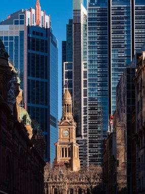 Sidney'de eski taş bina ve yüksek iş binaları