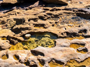 Sahilde kırmızımsı ve sarı kaya oluşumlarının kapatılması 