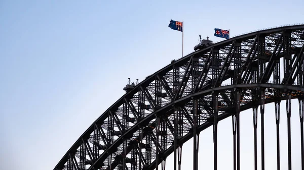 Oben auf der sydney harbour bridge mit schwenkenden australischen flaggen — Stockfoto