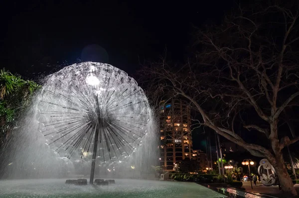 Runde Form des el-alamein-Gedenkbrunnens in Sydney bei Nacht — Stockfoto