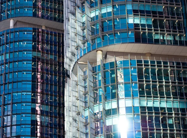 Nahaufnahme blauer Bürogebäude-Fenster — Stockfoto