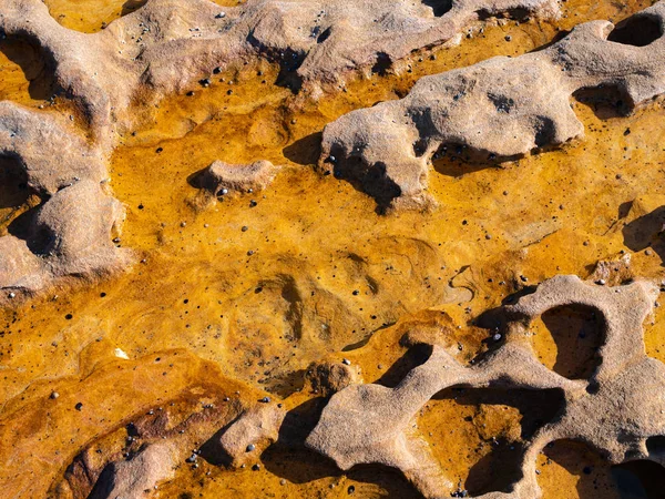Formaciones rocosas naranjas y rojas en una playa de Australia — Foto de Stock