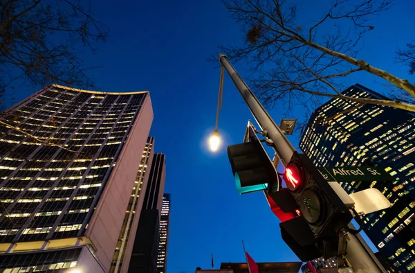 Rote Fußgängerampeln und hohe Bürogebäude lizenzfreie Stockfotos