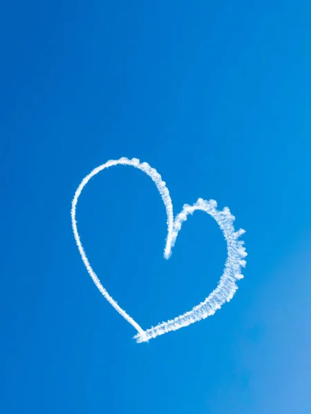 Heart skywriting in blue sky — Stock Photo, Image