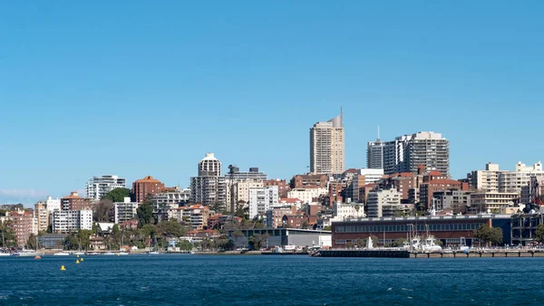 Horizonte da cidade de Sydney visto do mar em um dia ensolarado brilhante — Fotografia de Stock