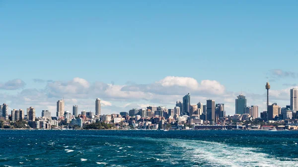 Panoramę miasta Sydney widziana z morza — Zdjęcie stockowe