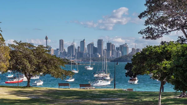 Barcos à vela com horizonte de Sydney em segundo plano — Fotografia de Stock