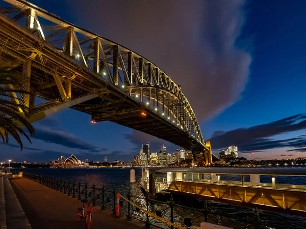 Harbour Bridge e Sydney Opera House à noite — Fotografia de Stock