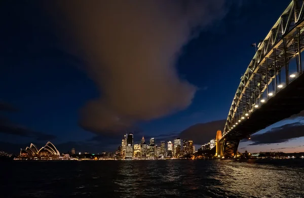 Harbour Bridge e Sydney Opera House à noite — Fotografia de Stock