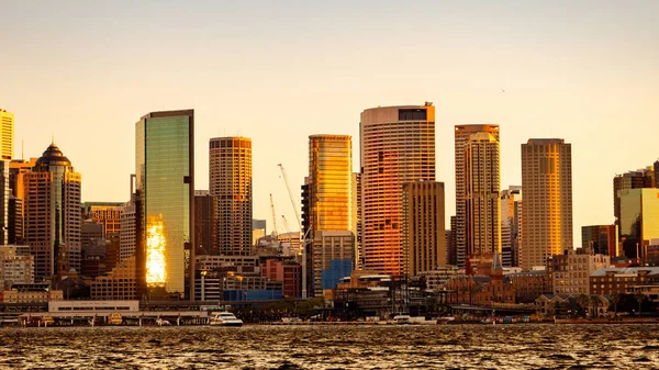 Sydney Harbour Skyline bei goldenem Sonnenuntergang Stockbild