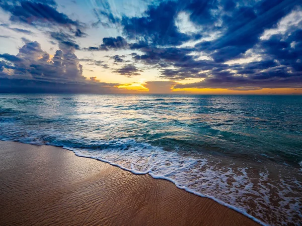 Tramonto blu e arancione alla Sunset Beach alle Hawaii — Foto Stock