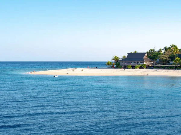 Areia branca pura em frente a um resort em uma ilha tropical — Fotografia de Stock