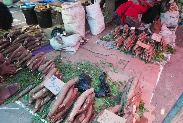 Vegetais de raiz em um mercado de rua exótico em Fiji — Fotografia de Stock