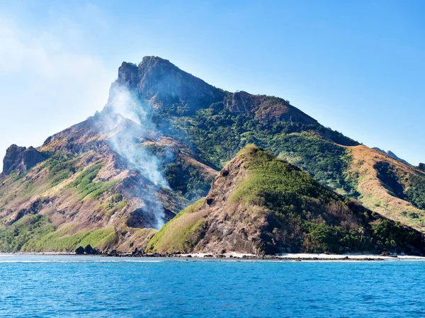 Humo en una montaña en una isla tropical — Foto de Stock