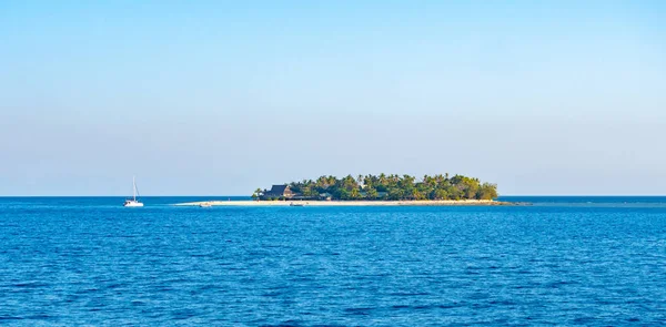 Luxyry Resort op een klein tropisch eiland Rechtenvrije Stockfoto's