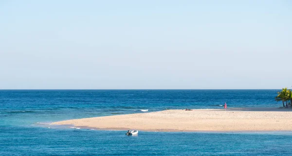 Puur wit zand op een strand op een tropisch eiland Stockfoto