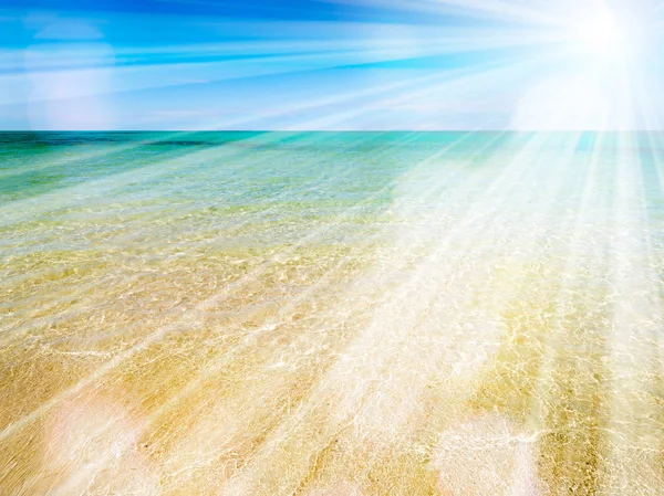 Tropischer Strand mit weißem Sand und türkisfarbenem Meer und Sonne lizenzfreie Stockfotos