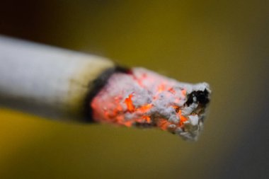 Makro çekim sigara yakma. Sağlığına zarar sigara kavramı.