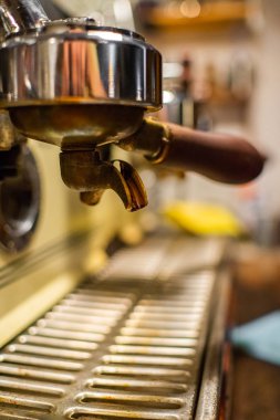 Espresso makinesi Close-up. Profesyonel kahve bira.