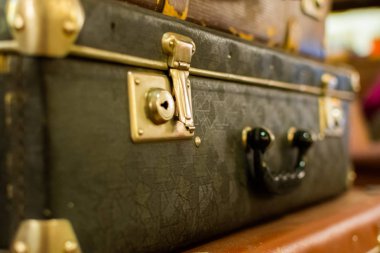 Vintage eski klasik seyahat deri bavul. Seyahat Bagaj konsepti. Retro instagram tarzı fotoğraf.