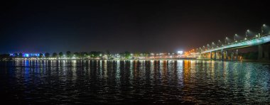 Gece şehir setin Rostov-on-Don Don Nehri'nin sol yakasında Panoraması.