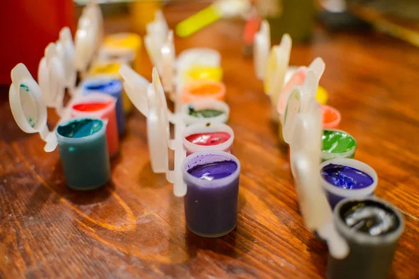 Tintas Guache Multicoloridas Fundo Madeira — Fotografia de Stock