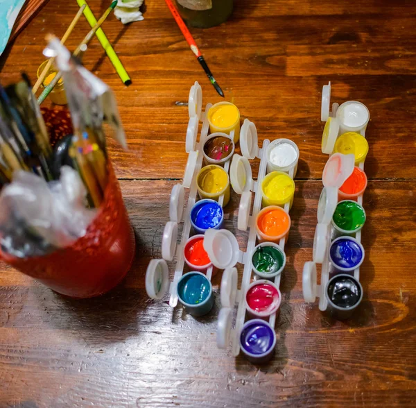 Tintas Guache Multicoloridas Fundo Madeira — Fotografia de Stock