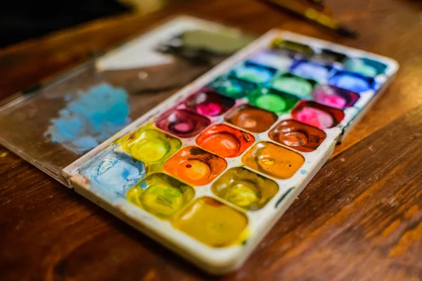 Zestaw Farb Akwarelowych Pędzli Malowania Zbliżeń Skupienie Selektywne — Zdjęcie stockowe