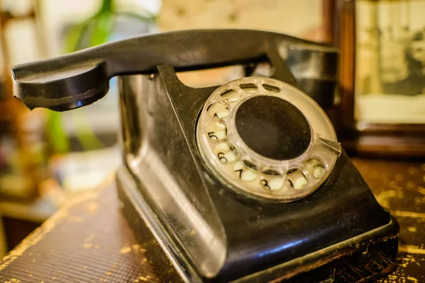 Teléfono Negro Vintage Roto Sobre Fondo Mesa Madera Vieja —  Fotos de Stock