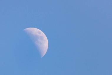 Ay gün boyunca üzerinde mavi gökyüzü fotoğrafı