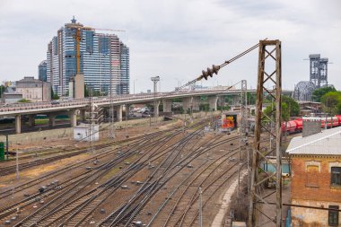 Rostov-on-Don, Rusya-18 Mayıs 2018: Görünümüne Köprüsü'nden Siversa avenue, demiryolları ve büyük bina.