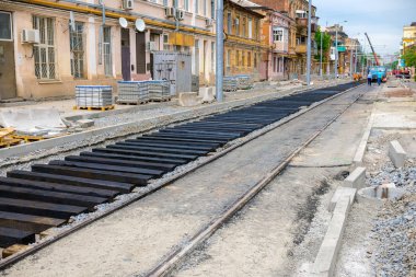 Yeni raylar ve ahşap uyuyanlar çakıl düzenlemek için hazırlanır.