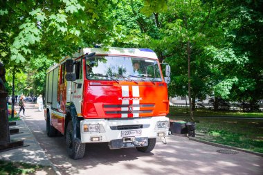 Rostov-on-Don, Rusya-18 Mayıs 2018: şehir merkezindeki parkta hareketli şehir itfaiye arabası.