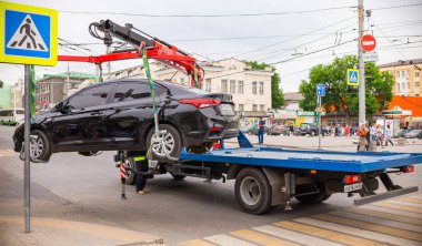 Rostov-on-Don, Rusya-18 Mayıs 2018: trafik polisi sokak Park çekici kamyonu alır kadar kuralları ihlal eden bir araba almak üzerinde.