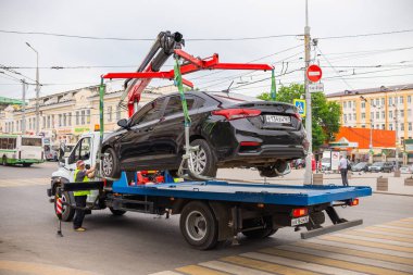 Rostov-on-Don, Rusya-18 Mayıs 2018: trafik polisi sokak Park çekici kamyonu alır kadar kuralları ihlal eden bir araba almak üzerinde.
