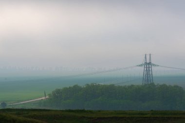 Sabah manzara. Hills, kil zemin, sabah sis yeşil tepeler.