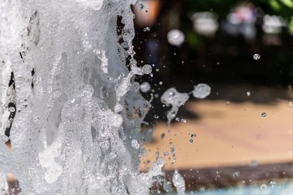 噴水の水をはねかけます 都市の夏 — ストック写真