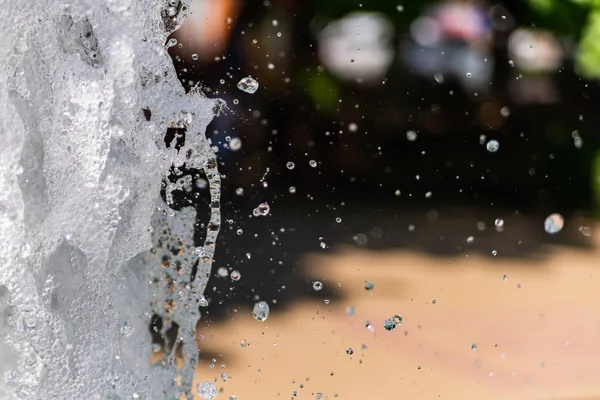 噴水の水をはねかけます 都市の夏 — ストック写真