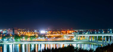 Rusya, Rostov-on-Don, 28 Mayıs 2018: Panorama Don Nehri'nin sol yakasında gece şehir set of.