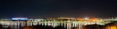 Rusya, Rostov-on-Don, 28 Mayıs 2018: Futbol stadyumu Rostov Arena. Stadyumun 2018 Dünya Kupası için. Gece aydınlatma. Gece şehir setin Don Nehri'nin sol yakasında Panoraması.