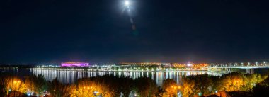 Rusya, Rostov-on-Don, 28 Mayıs 2018: Futbol stadyumu Rostov Arena. Stadyumun 2018 Dünya Kupası için. Gece aydınlatma. Gece şehir setin Don Nehri'nin sol yakasında Panoraması.
