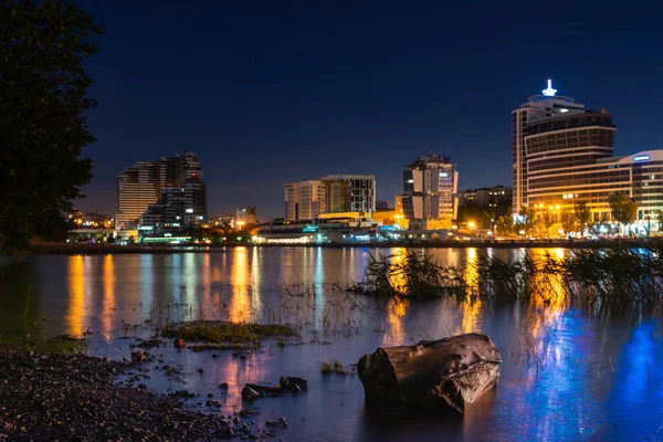 美丽的夜城市风景与障碍在水中 — 图库照片