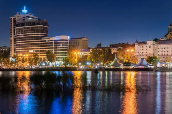 Gece şehir panoraması ile Rostov-on-Don çıkabilir.