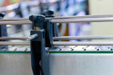 Modern şaraphane parçası boş konveyör satırında.