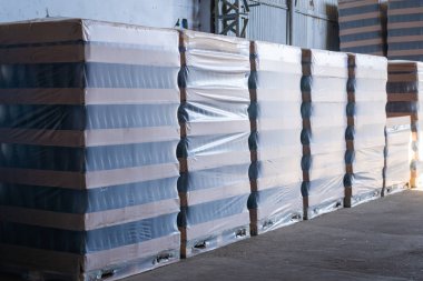 Toptan şaraphane, birçok şarap şişeleri Paketli.
