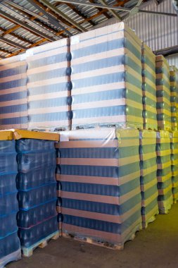 Toptan şaraphane, birçok şarap şişeleri Paketli.