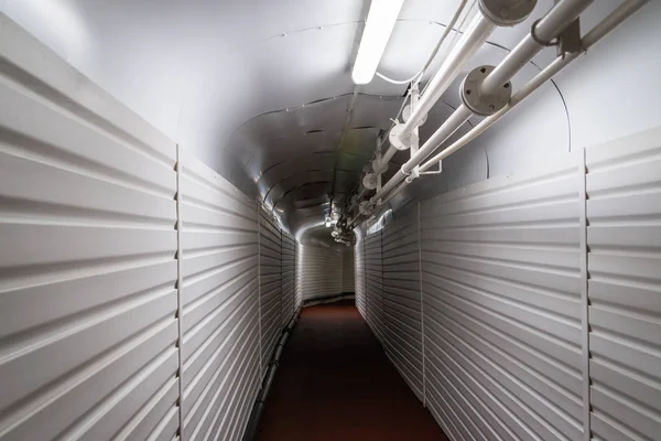 Túnel Passeio Subterrâneo Branco Com Tubulações Tubulações — Fotografia de Stock